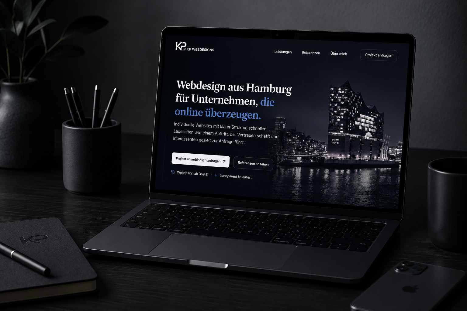 Arbeitsplatz von KP Webdesigns aus Hamburg mit MacBook, auf dem die Website läuft